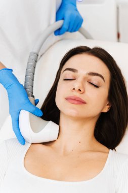 İğnesiz rf-lift işlemi. Enjeksiyon olmadan yüz şeklini daraltman gerektiğinde. Donanım kozmetoloji prosedürü