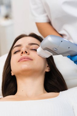 Ultraformer cerrahi olmayan yüz gerdirme işlemi. Beyaz kız kozmetoloji kliniğinde yüz gerdirme ameliyatı oluyor.