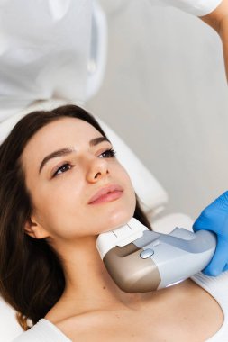 İğnesiz rf-lift işlemi. Enjeksiyon olmadan yüz şeklini daraltman gerektiğinde. Donanım kozmetoloji prosedürü