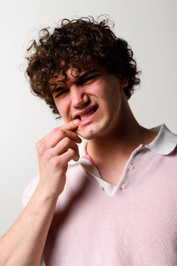 Kırık diş, bakteriyel iltihap yüzünden acıyor. Şiddetli diş enfeksiyonu diş çekilmesine yol açabilir. İnsanoğlu pulpititten mücadele ediyor.