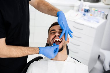 Hastaların diş tonu analizi. Hasta beyazlamadan önce diş gölgesini seçer.