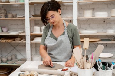 Seramik el sanatları için mükemmel homojen tutarlılık yaratıyor. Hava kabarcıklarını yok etmek için killeri sıkıştırıyorum.
