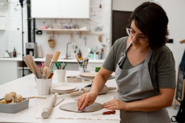 El yapımı öncesi kilden hava kabarcıkları çıkarıyorum. Çamur cesetlerinin çatlaklardan korunması için. Havasız kil yapmak