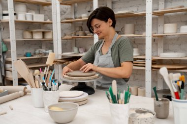 Düz kil tabakalarından seramik ürünler üretiyorlar. Kil projesi için el modelliği yapıyorum. Kil ürünlerinin yan ürünleri. Slap çömleği