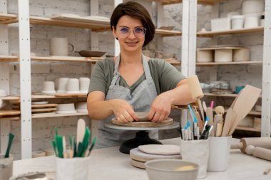 Kil ürünlerinin yan ürünleri. Slap çanak çömlek. Düz kil tabakalarından seramik ürünler üretiyorlar. Bir kil projesi için el modelliği yapmak