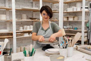 Kil ürünlerinin yan ürünleri. Slap çanak çömlek. Düz kil tabakalarından seramik ürünler üretiyorlar. Bir kil projesi için el modelliği yapmak