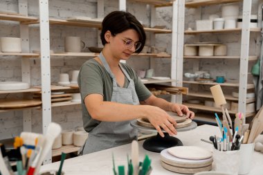 Kil ürünlerinin yan ürünleri. Slap çanak çömlek. Düz kil tabakalarından seramik ürünler üretiyorlar. Bir kil projesi için el modelliği yapmak