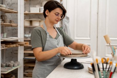 Kil ürünlerinin yan ürünleri. Slap çanak çömlek. Düz kil tabakalarından seramik ürünler üretiyorlar. Bir kil projesi için el modelliği yapmak