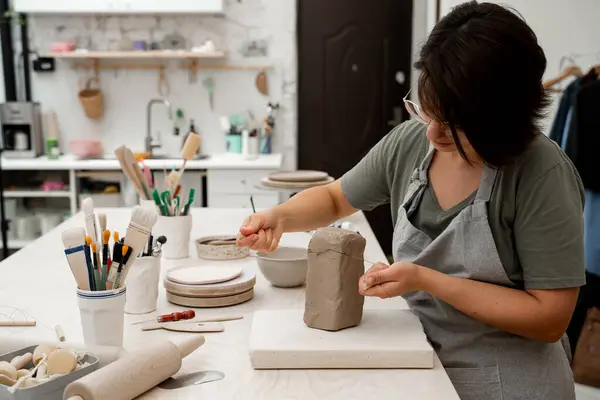 stock image Wire clay cutter to cut clay from a large block. Cutting off the necessary piece of clay before forming a pottery product. Learning how to cut clay on ceramics workshop