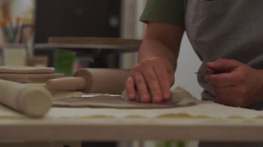 El yapımı 4K videosundan önce baloncukları kaldırıyorum. Çamur cesetlerinin çatlaklardan korunması için. Havasız kil yapmak