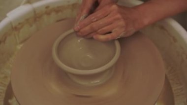 Çanak çömlek çarkında kendi ellerinle bir kase yapmak. Çömlek çarkının artan hızıyla uygun büyüklükte ve şekil veriyor.