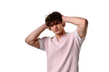 Adam şiddetli baş ağrısından muzdarip. Ani şiddetli migren krizleriyle boğuşuyorlar. Merkezi sinir sistemi tümörüyle uğraşılıyor