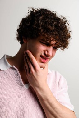 Kırık diş, bakteriyel iltihap yüzünden acıyor. Şiddetli diş enfeksiyonu diş çekilmesine yol açabilir. İnsanoğlu pulpititten mücadele ediyor.