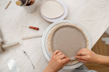 Kil ürünlerinin yan ürünleri. Slap çanak çömlek. Düz kil tabakalarından seramik ürünler üretiyorlar. Bir kil projesi için el modelliği yapmak