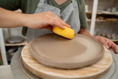 Çömlekçilik dersi için sünger kullanıyorum. Aşırı nemden kurtulmak için sünger emiyor. Kil ürünlerine daha fazla nem uygulamak. Süngerle kil yumuşatmak. Seramik atölyesi