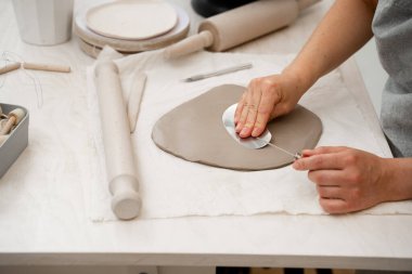 El yapımı öncesi kilden hava kabarcıkları çıkarıyorum. Çamur cesetlerinin çatlaklardan korunması için. Havasız kil yapmak