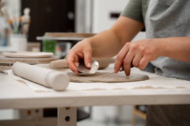 El yapımı öncesi kilden hava kabarcıkları çıkarıyorum. Çamur cesetlerinin çatlaklardan korunması için. Havasız kil yapmak