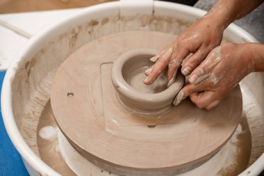 Çömlekçilik dersinde tek başına seramik kase yapıyorsun. Tekerlek atma. Çömlek tekeriyle kilin farklı şekillerde nasıl modelleneceğini öğrenmek