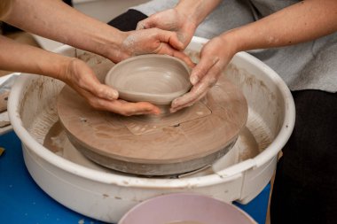 Seramik atölyesi. Kendi kil projeni modelliyorsun. Geleneksel çömlekçilik becerilerini geliştiriyor. Çanak çömlek tekeriyle kase yapmayı öğreniyorum.