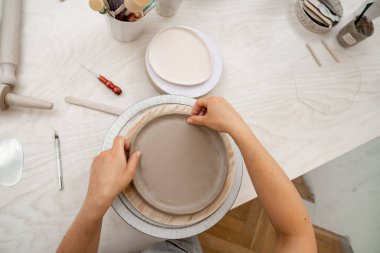 Kil ürünlerinin yan ürünleri. Slap çanak çömlek. Düz kil tabakalarından seramik ürünler üretiyorlar. Bir kil projesi için el modelliği yapmak