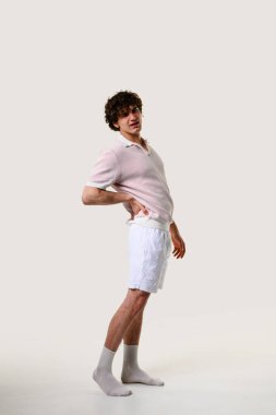 Enine omurganın yerinden çıkması. Sürekli kas ağrısından muzdarip, normal hareket edemiyor. Genç adam omurgasını yaraladığı için keskin bir acı hissediyor.