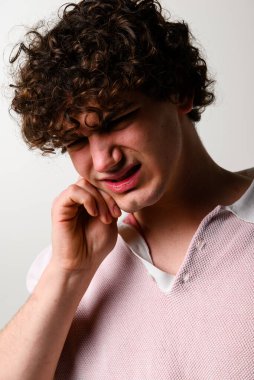 Adam pulpititten mücadele ediyor. Kırık diş, bakteriyel iltihap yüzünden acıyor. Şiddetli diş enfeksiyonu diş çekilmesine yol açabilir.