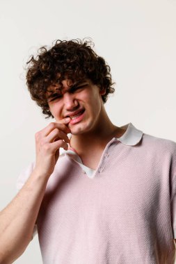 Adam pulpititten mücadele ediyor. Kırık diş, bakteriyel iltihap yüzünden acıyor. Şiddetli diş enfeksiyonu diş çekilmesine yol açabilir.