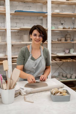 El yapımı öncesi kilden hava kabarcıkları çıkarıyorum. Çamur cesetlerinin çatlaklardan korunması için. Havasız kil yapmak