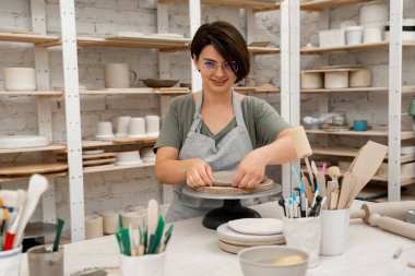 Düz kil tabakalarından seramik ürünler üretiyorlar. Kil projesi için el modelliği yapıyorum. Kil ürünlerinin yan ürünleri. Slap çömleği