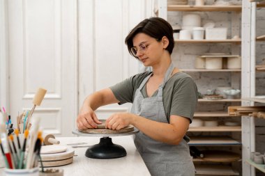 Düz kil tabakalarından seramik ürünler üretiyorlar. Kil projesi için el modelliği yapıyorum. Kil ürünlerinin yan ürünleri. Slap çömleği