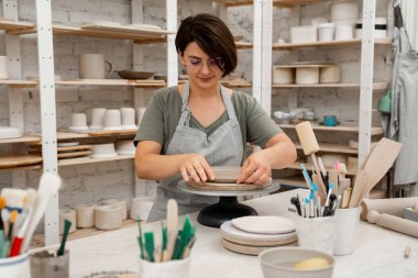 Düz kil tabakalarından seramik ürünler üretiyorlar. Kil projesi için el modelliği yapıyorum. Kil ürünlerinin yan ürünleri. Slap çömleği