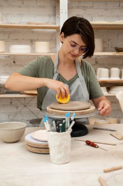 Çömlekçilik dersi için sünger kullanıyorum. Aşırı nemden kurtulmak için sünger emiyor. Kil ürünlerine daha fazla nem uygulamak. Süngerle kil yumuşatmak. Seramik atölyesi