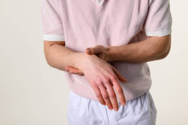 Bilek kemiğinde ağrılı bir kırık. Kesecik iltihabından dolayı elinde ciddi bir şişlik var. Tendon iltihabıyla boğuşuyor. Osteoartrit kaynaklı sertlik ve kırık eklemler.