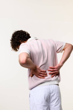 İnsanoğlu ürik hastalıktan muzdarip. Kanatlarda kronik dayanılmaz şiddetli ağrı atakları hissediyorum. Enine omurga dokusunda osteokondrosis ile mücadele