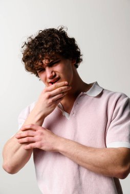 Adam pulpititten mücadele ediyor. Kırık diş, bakteriyel iltihap yüzünden acıyor. Şiddetli diş enfeksiyonu diş çekilmesine yol açabilir.