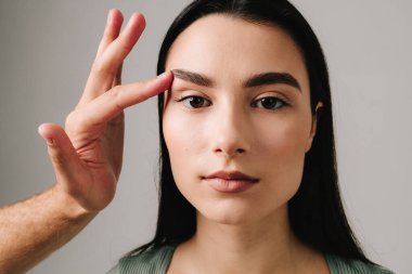 Sarkık kaşları, sarkık gözkapaklarını ve göz torbalarını kontrol etmek için göz kapakları kanaması ameliyatı. Göz kapaklarındaki fazla deriden kurtulmak için BlePharoplasty