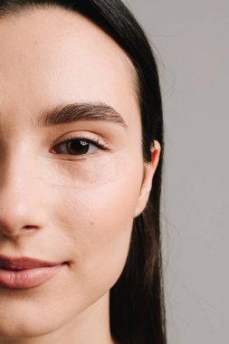 Göz kapakları, göz torbalarını çıkarmak ve yaşlanmayla başa çıkmak için birofaroplasti ameliyatı oluyor. Kadın ameliyat sonrası kanamayı önlemek ve cerrahi müdahaleyi gizlemek için bandaj yaptırıyor.