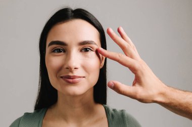 BlePharoplasti. Kadın ameliyat sonrası kanamayı önlemek ve cerrahi müdahaleyi gizlemek için bandaj yaptırıyor. Göz kapakları, göz torbalarını çıkarmak ve yaşlanmayla başa çıkmak için blefaroplasti ameliyatı