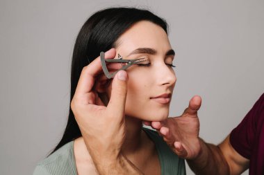 Göz kapağı ameliyatı için simetrik hat çizmek üzere Castroviejo kalibreli. Blepharoplasti artıyor. Plastik cerrah, iyi planlanmış bifaroplasti için çizgiler arasındaki mesafeyi ölçüyor.