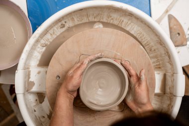 Çömlekçilik dersinde tek başına seramik kase yapıyorsun. Tekerlek atma. Çömlek tekeriyle kilin farklı şekillerde nasıl modelleneceğini öğrenmek