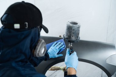 Araba boyacısı metale boya sürmek için HVLP ya da LVLP sprey tabanca kullanıyor. Araç bakım servisindeki arabaları boya spreyi kullanarak boyamak