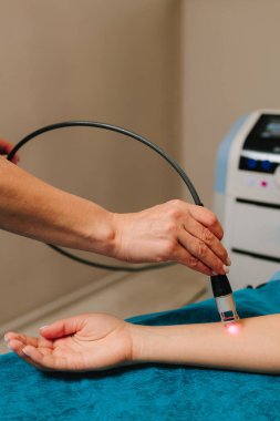 Ağrı, uyuşukluk ve karıncalanma için ellerin kızılötesi tedavisi. Kan akışını ve bağışıklık sistemini geliştirmek için lazer terapisi yapıyorum. Yumuşak dokuların iyileşmesini sağlamak için düşük seviye lazer tedavisi.