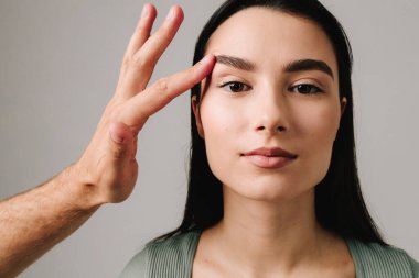 Göz kapaklarındaki fazla deriden kurtulmak için BlePharoplasty. Sarkık kaşları, sarkık göz kapaklarını ve göz torbalarını kontrol etmek için göz kapaklarını ameliyat ediyoruz.