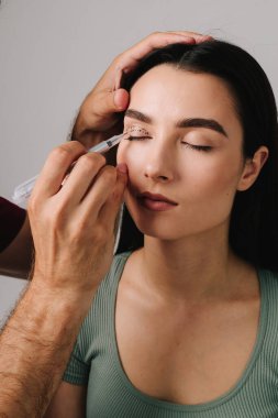 BlePharoplasti. Doğru yüz gerdirme için göz kapaklarının derisini çizmek ve fazla deriyi çıkarmak için güvenli bir ameliyat. Estetik cerrah üst blefaroplasti için sınır çiziyor.