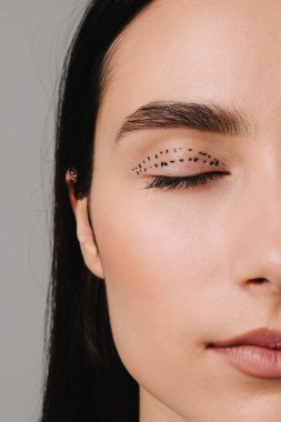Kozmetik için Blepharoplasty deri işareti. Cerrah göz kapaklarına nokta çizgisi çizdi. Böylece üst blefaroplasti için kesin bir plan yapabilecekti.