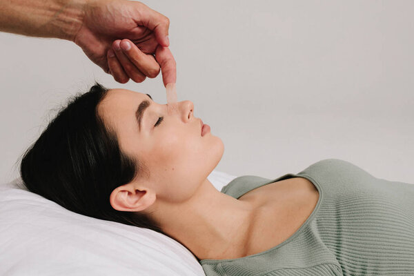 Связывание носа после ринопластики или септопластики для предотвращения кровотечений и синяков. Правильный уход за носом после пластической операции. Полезное крепление носа после операции по ринопластике для поддержания формы