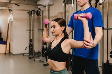 Kardiyovasküler ve akciğer sistemlerine kineziyoloji terapisi yapıyorum. Genç kadın fiziksel performansı optimize etmek için denetimli terapi jimnastiği yapıyor.