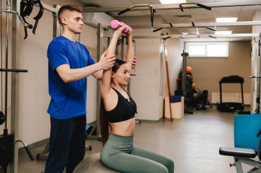 Genç kadın fiziksel performansı optimize etmek için denetimli terapi jimnastiği yapıyor. Kardiyovasküler ve akciğer sistemlerine kineziyoloji terapisi yapıyorum.