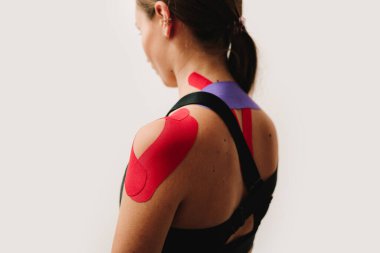 Omuz kineziyolojisi hastanın vücudunda kas kasılmaları yaratır. Tıbbi bantlar hareket üretir, duruşu iyileştirir ve eklemleri sabitlemeye yardımcı olur