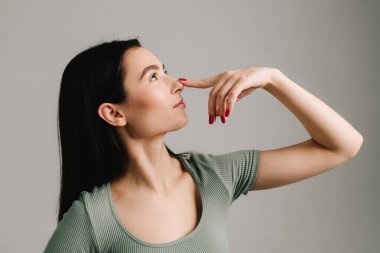 Burun estetiği ve septoplasti. Genç kız burun burun boşluğundan muzdarip. Burun estetiği ile solunum problemleri. Vazokonstriktör burun damlası bağımlılığa yol açar.